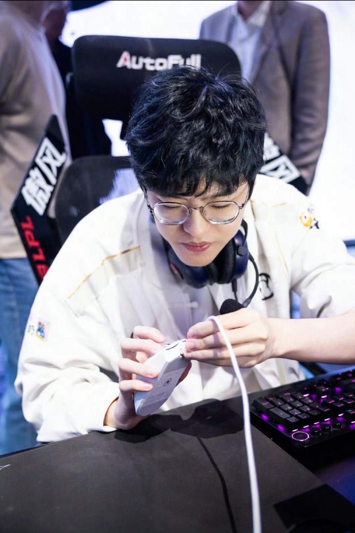 Rookie意外战胜西班牙队，反败为胜引爆全场！-九游官网